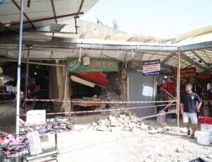 Hatay’da depremde ağır hasar gören iş yeri kısmen çöktü