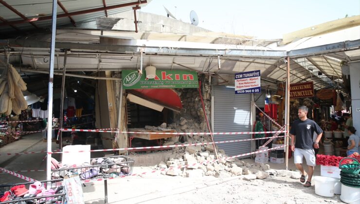 Hatay’da depremde ağır hasar gören iş yeri kısmen çöktü