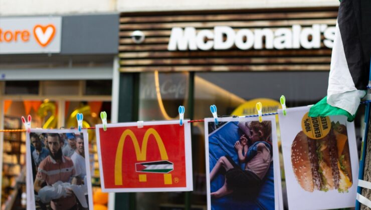 Hollanda’da bir araya gelen gruplar, McDonald’s şubelerinin önünde İsrail’i protesto etti