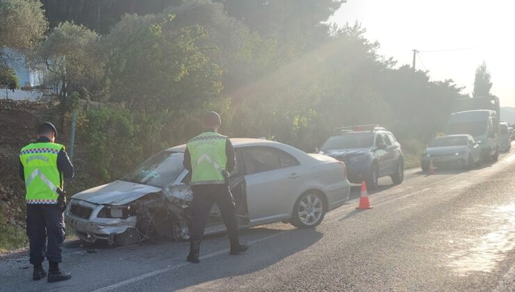 İzmir’de iki otomobilin çarpışması sonucu 4 kişi yaralandı