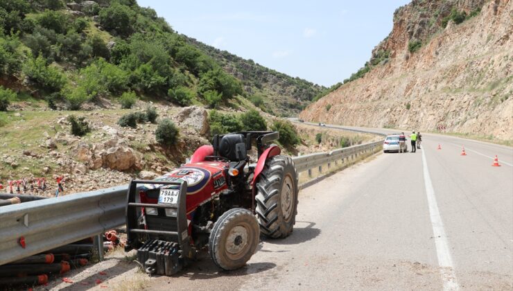 Kilis’te bariyere çarpan traktördeki 3 kişi yaralandı
