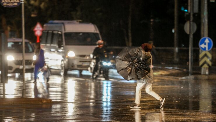 Konya’da sağanak hayatı olumsuz etkiledi