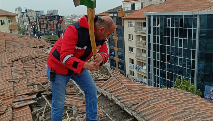 Malatya’da ağır hasarlı binaların çatısından sarkan bölümler itfaiye ekiplerince söküldü