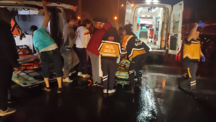 Samsun'da devrilen ambulanstaki hasta ve refakatçisi yaralandı