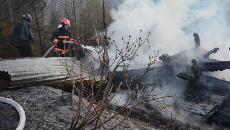 Trabzon’da mezire evinden çalılıklara sıçrayan yangın söndürüldü
