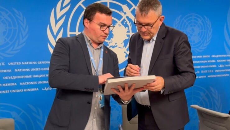 UNRWA Genel Komiseri Lazzarini, AA’nın “Kanıt” kitabını inceledi