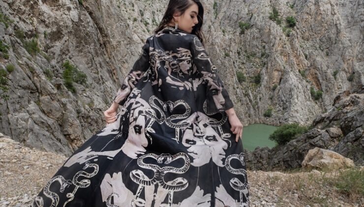 Anadolu’nun coğrafi işaretli kumaşlarıyla tasarlanan kıyafetler Karanlık Kanyon’da sergilendi