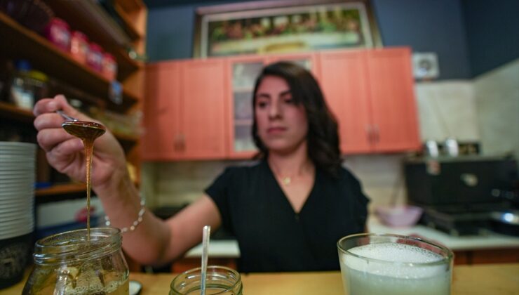 Arıcılık yapan kadın girişimci ürünleriyle hazırladığı içecekleri kafesinde servis ediyor