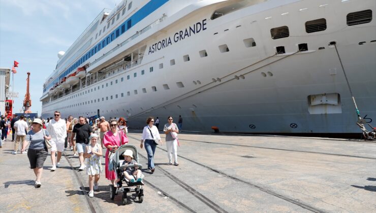 “Astoria Grande” kruvaziyeri 998 yolcusuyla Samsun Limanı'na demirledi
