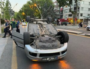 Başkentte direksiyon hakimiyetini kaybeden sürücü, bir otomobile çarpıp takla attı