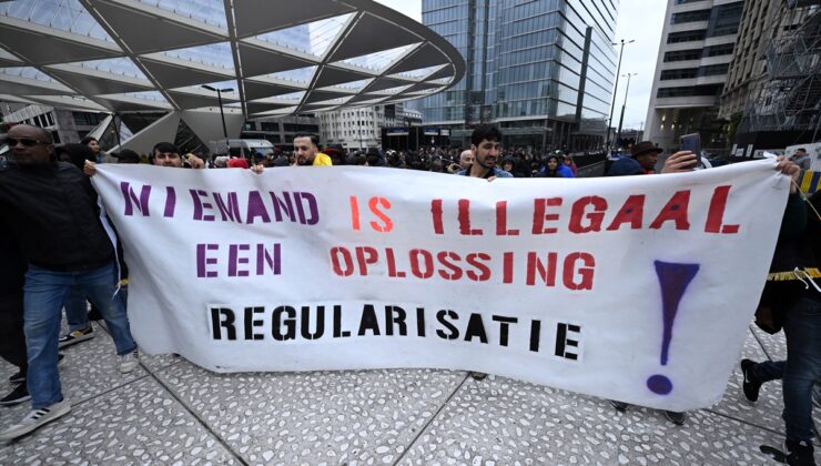 Belçika’da yıllardır yasal belgeleri olmadan yaşayan “kağıtsızlar” hükümeti protesto etti