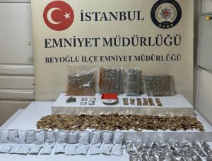 Beyoğlu’nda uyuşturucu ticareti yaptıkları gerekçesiyle gözaltına alınan 2 şüpheli tutuklandı