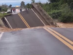 Brezilya’daki selde bir köprü çöktü