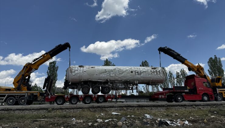GÜNCELLEME 2 – Burdur’da devrilen LNG yüklü tanker yoldan kaldırıldı