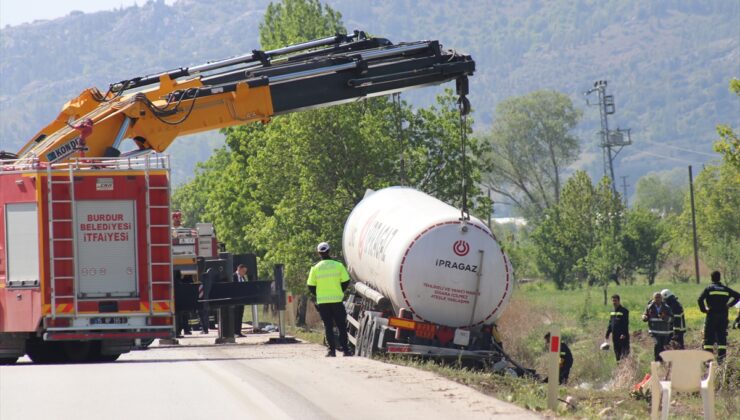 GÜNCELLEME – Burdur’da devrilen LNG yüklü tankerin yoldan kaldırılma çalışmaları sürüyor
