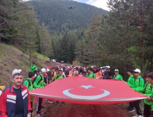 Çorum’da 300 kişi, 60 metrelik Türk bayrağı ile ormanda “gençlik yürüyüşü” yaptı