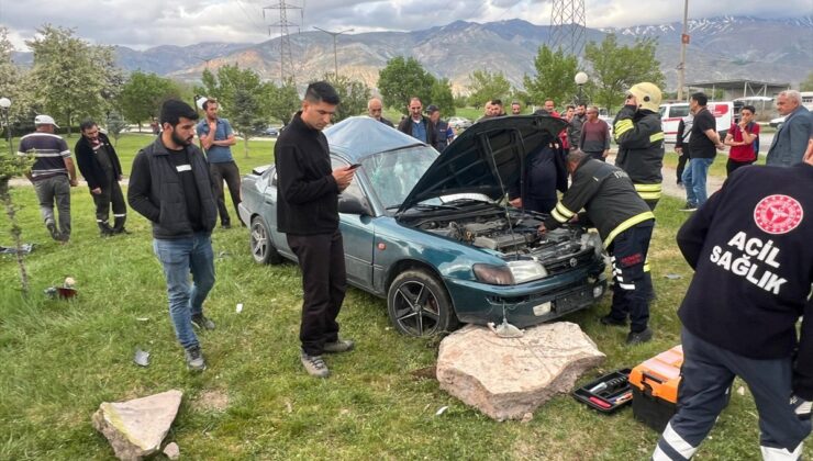 Erzincan'da takla atan otomobilde sıkışan sürücüyü itfaiye ekipleri kurtardı