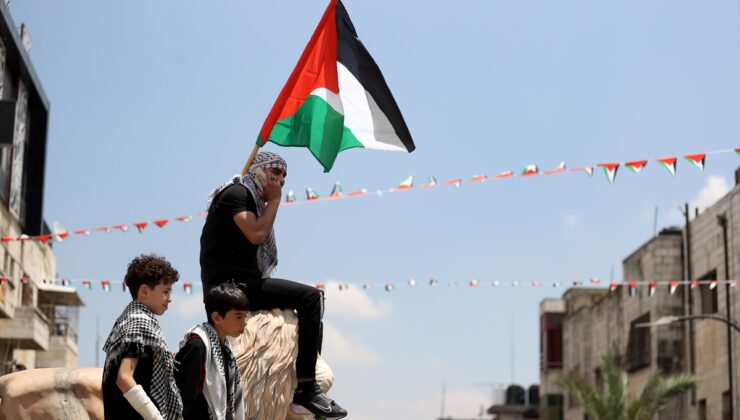 Filistinliler, işgal altındaki Batı Şeria’da Nekbe’nin 76. yıl dönümünü yürüyüşle andı