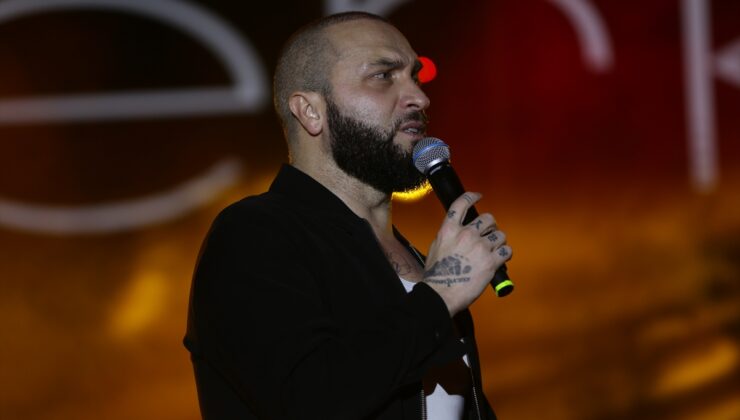 Hatay'da Gençlik Festivali'nde şarkıcı Berkay konser verdi