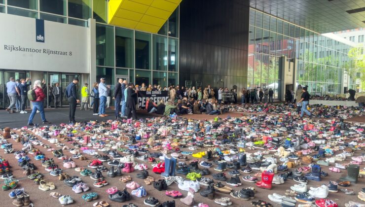 Hollanda’da İsrail saldırılarında ölen Filistinli çocuklar için binlerce çift ayakkabı bırakıldı