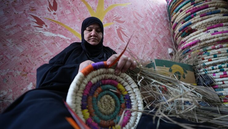 Irak’taki bir köyde kadınların neredeyse tamamı hasırcılık yapıyor