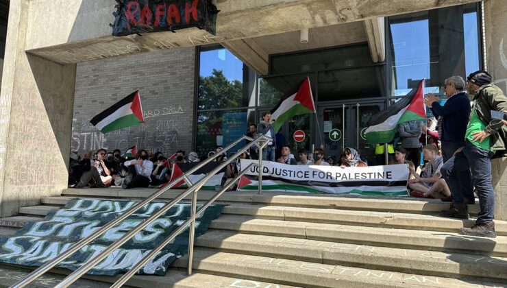 İrlanda’da Dublin College Üniversitesi öğrencilerinin Filistin’e destek gösterileri sürüyor