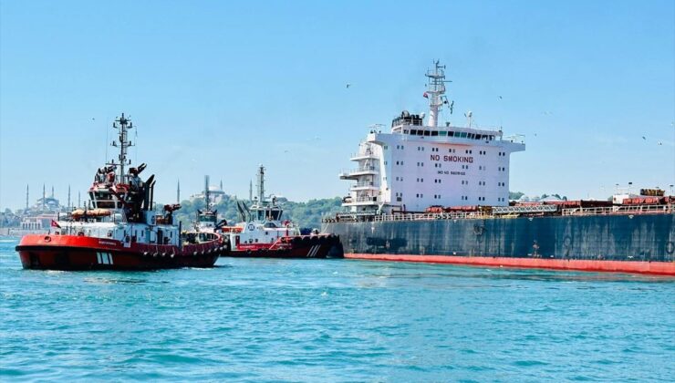 GÜNCELLEME 2 – İstanbul Boğazı’nda karaya oturan yük gemisi kurtarıldı