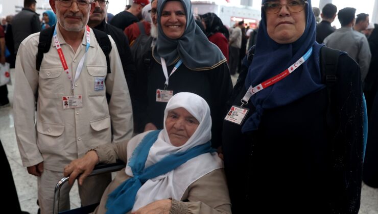 İstanbul Havalimanı’ndan ilk hac kafilesi dualarla uğurlandı