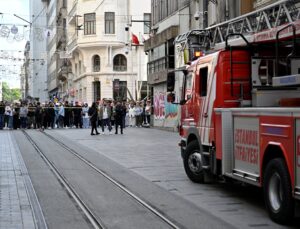 Taksim’de giyim mağazasının çatı katında çıkan yangın söndürüldü