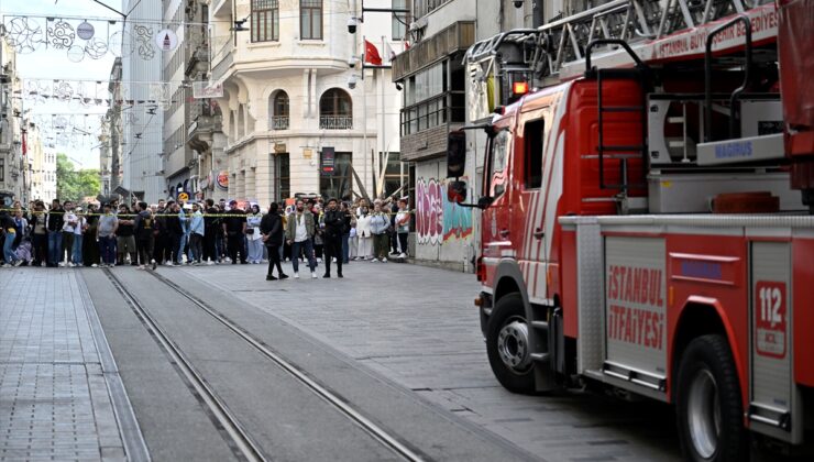 Taksim’de giyim mağazasının çatı katında çıkan yangın söndürüldü