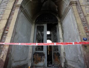 GÜNCELLEME – İzmir’de tarihi binada çıkan yangın kontrol altına alındı