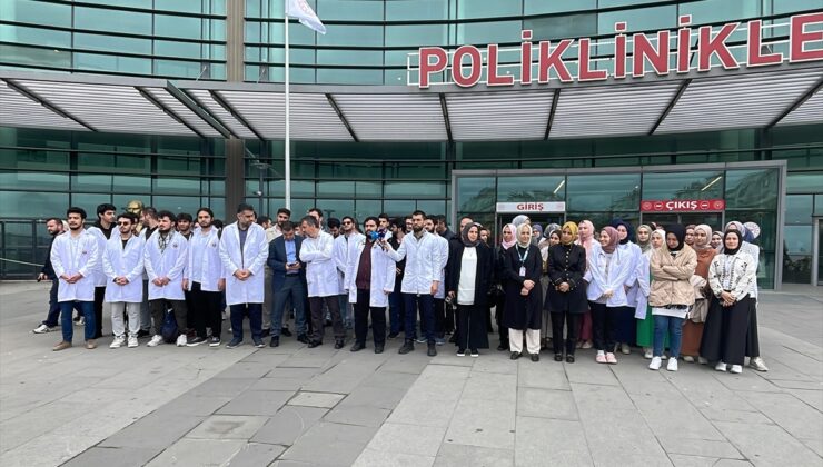 Kadıköy’de sağlık çalışanları ve tıp öğrencileri Refah Sınır Kapısı’nın işgal edilmesine tepki gösterdi