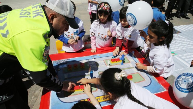 Kastamonu’da Trafik Haftası dolayısıyla çocuklara trafik eğitimi verildi