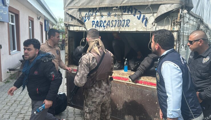 Kırklareli'nde kamyonet kasasında 36 düzensiz göçmen yakalandı