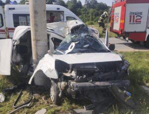 Kocaeli’de elektrik direğine çarpan panelvandaki 1 kişi öldü, sürücü ağır yaralandı