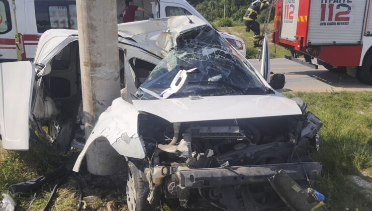 Kocaeli’de elektrik direğine çarpan panelvandaki 1 kişi öldü, sürücü ağır yaralandı