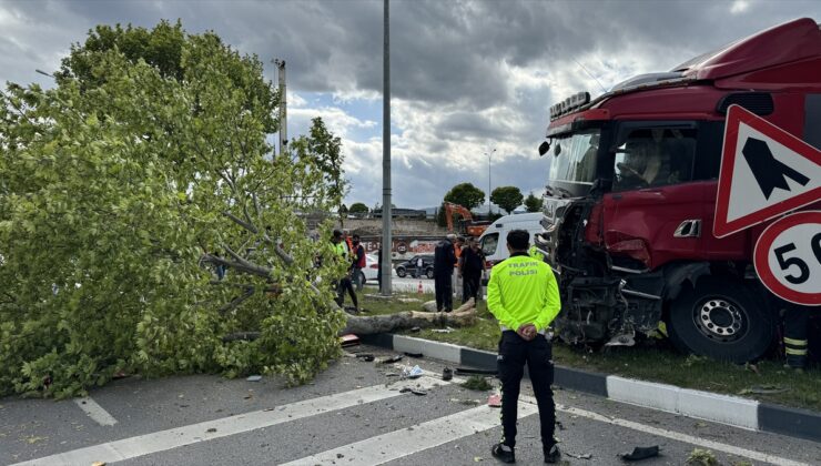 Kütahya’da refüjdeki ağaca çarparak deviren tırın sürücüsü yaralandı