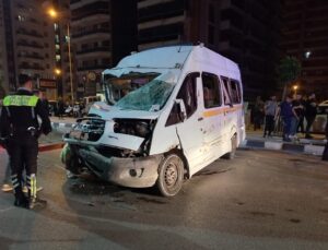 Manisa’da minibüsle çarpışan otomobilin sürücüsü öldü