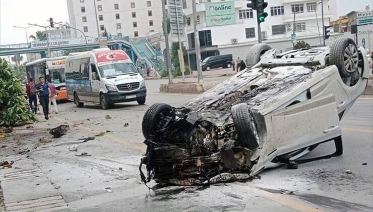 Mersin’de otomobil kaldırıma çarptı, 1 kişi öldü, 2 kişi yaralandı
