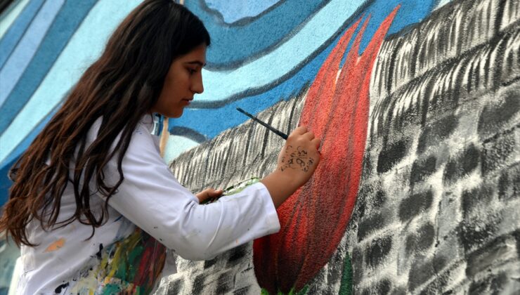 Muş’ta lise öğrencileri okulun duvarını resimlerle süsledi