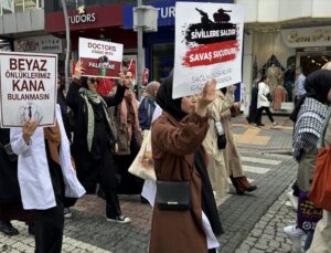 Rize’de sağlık çalışanları 25 haftadır “sessiz yürüyüş”le İsrail’i protesto ediyor