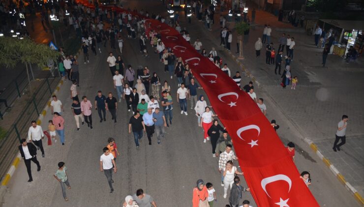 Şırnak’ta 300 metrelik Türk bayrağıyla fener alayı düzenlendi