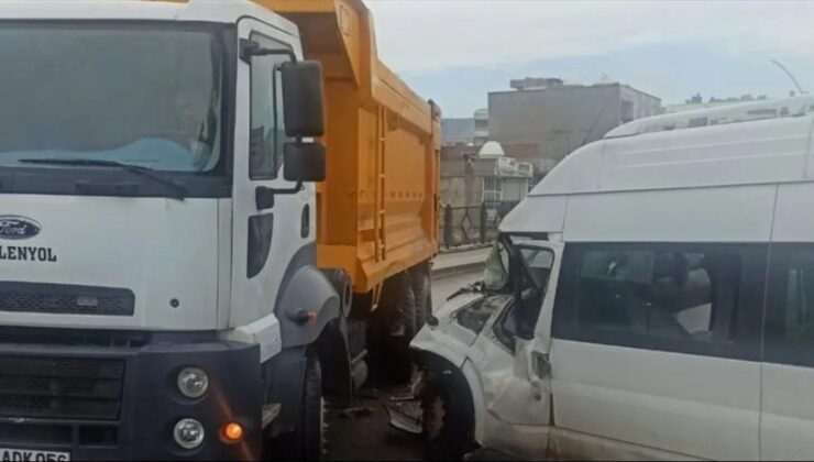 Şırnak’ta öğrenci servisinin kamyonla çarpışması sonucu 14 kişi yaralandı