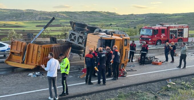 Sivas’ta devrilen kamyondaki 1 kişi öldü, 2 kişi yaralandı
