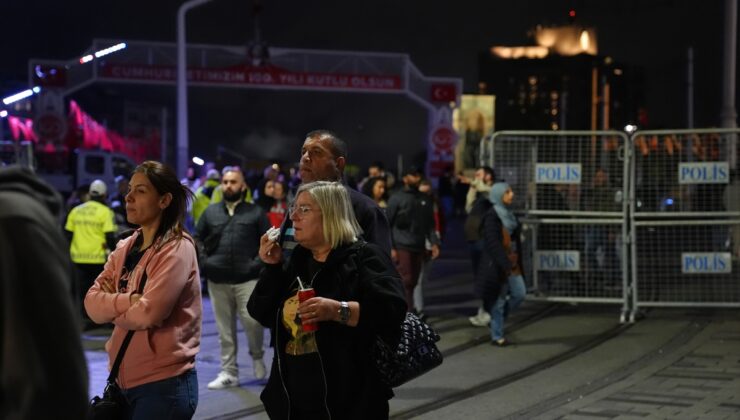 Taksim Meydanı'na çıkan yollar trafik akışına açıldı