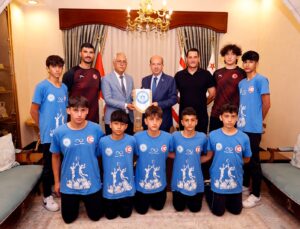 Tatar, Hala Sultan İlahiyat Koleji Ortaokul Erkek Hentbol takımını kabul etti