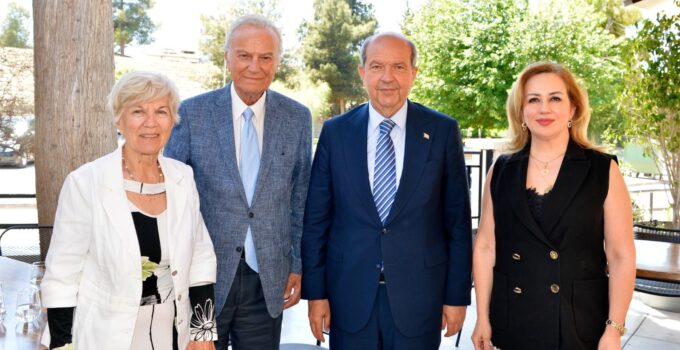 Cumhurbaşkanı Tatar ve eşi Sibel Tatar, sanatçı Ediz Hun’la bir araya geldi
