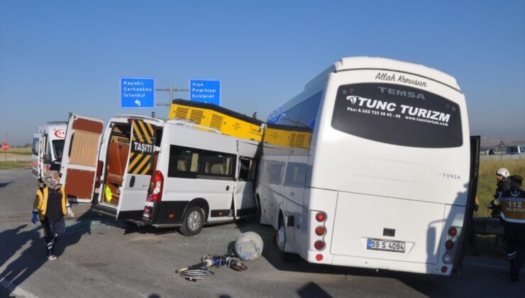 Tekirdağ’da fren arızası nedeniyle duramayan kamyonetin işçi servislerine çarpması sonucu 18 kişi yaralandı