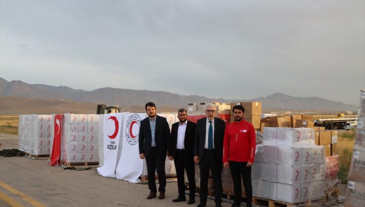 Türkiye, Afganistan’daki selzedelere 24 tonluk insani yardım gönderdi