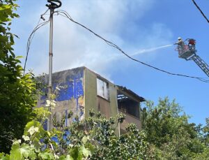 Ümraniye'de iki binayı etkileyen yangın söndürüldü